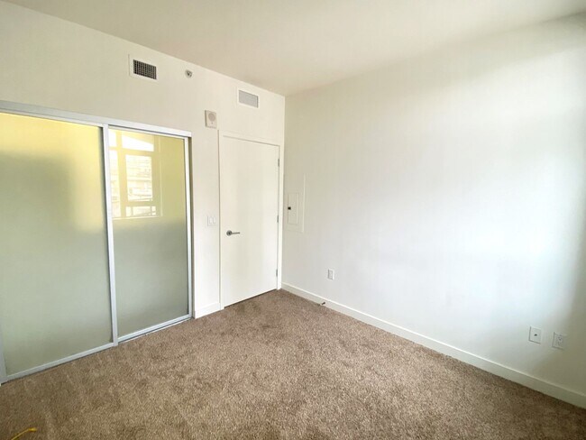 Building Photo - Beautiful 2 bedroom 2 bath condo in the Do...