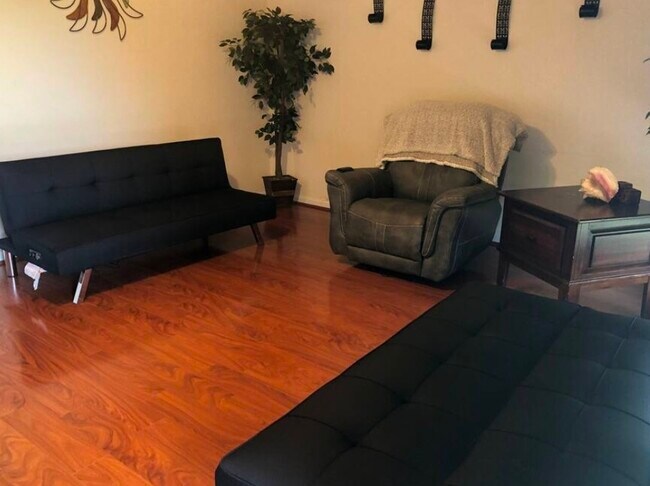 Building Photo - Hawthorne Drive (fully furnished)