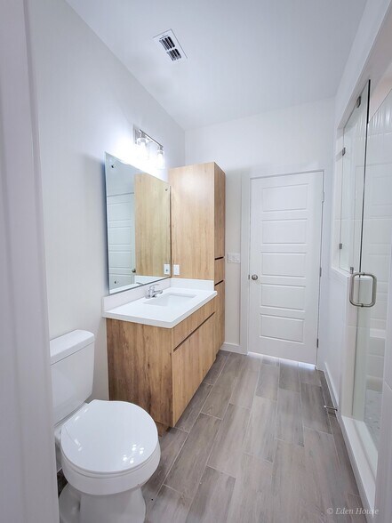 Building Photo - 1404 W Platinum Dr