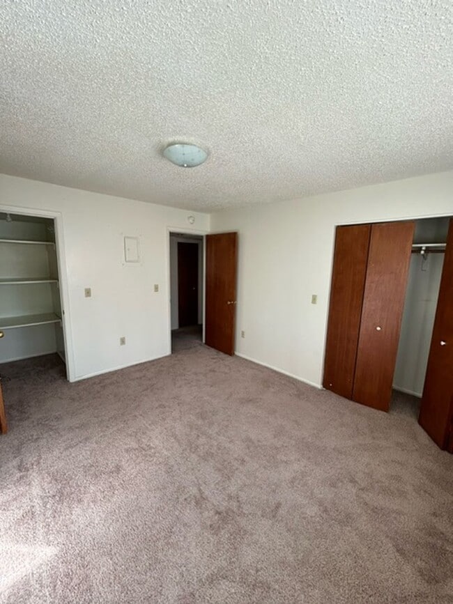 Building Photo - Move-In Today 2 Bedroom 1 Bathroom Apartment Close to Campus!