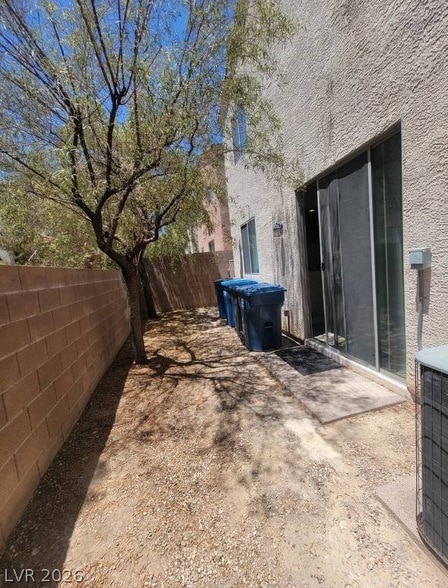 Building Photo - 9577 Villa Adastra Ave