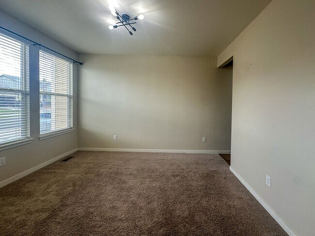 Building Photo - This 4bd home is waiting for you!