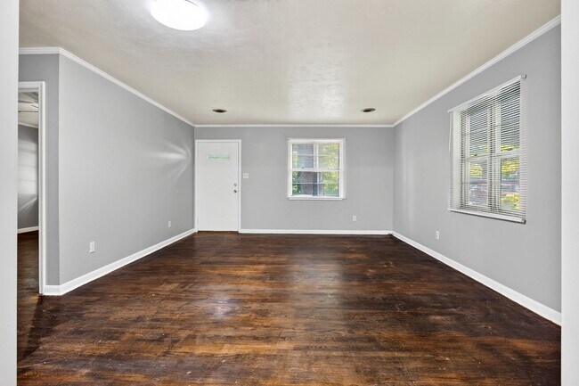 Building Photo - 3705 Crestview Pl