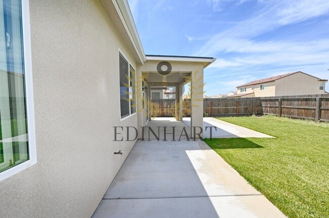 Building Photo - 502 Traverse Dr S