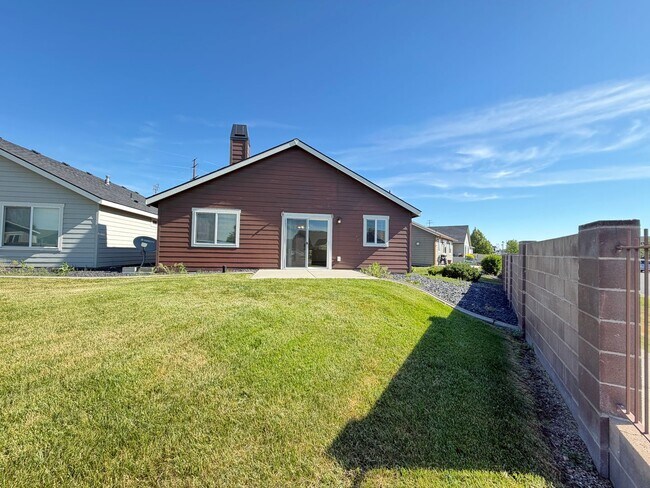 Building Photo - Radiant Lake Rancher