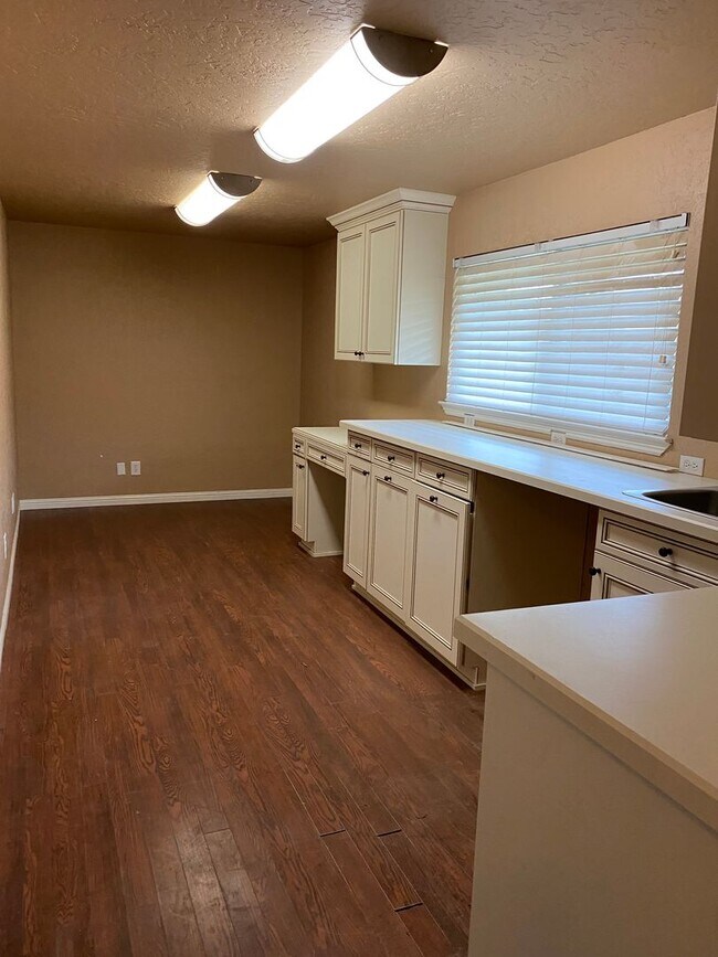 Building Photo - Country living and space!