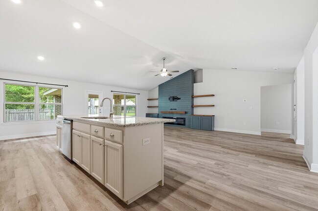 Building Photo - 5810 Crestlake Dr