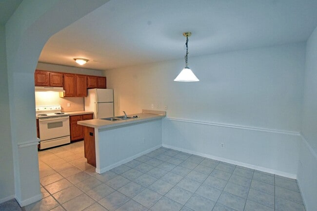 Building Photo - Shelby TWP 2-BR, 2-BA with Attached Garage, Lower Unit, Immediate Occupancy