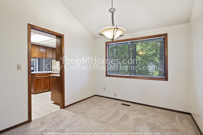 Building Photo - Spacious Tri-level Four Bedroom Home On Qu...