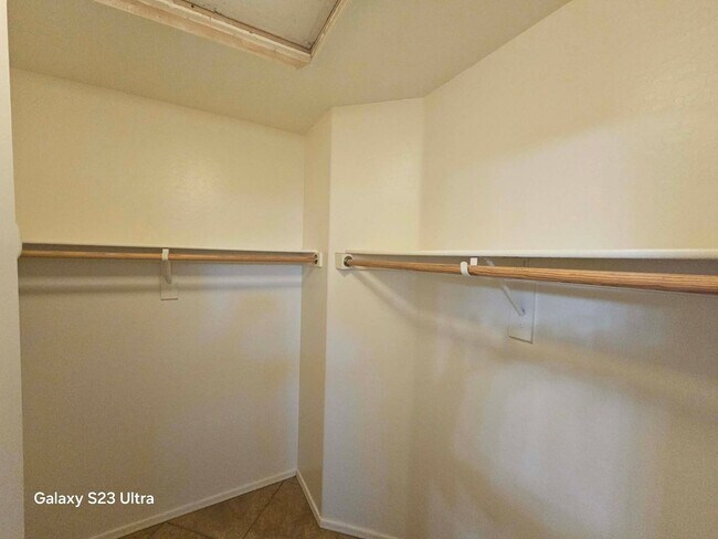 Building Photo - Well maintained 3 bedroom 2 bath charming home Free rent OAC