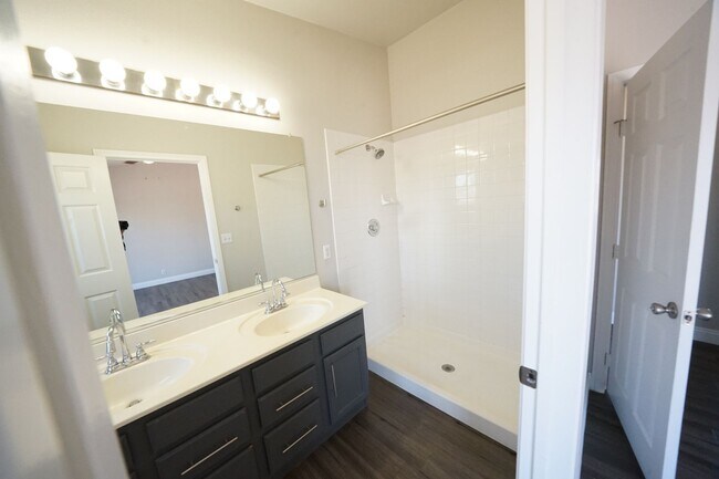 Building Photo - Showings Available NOW