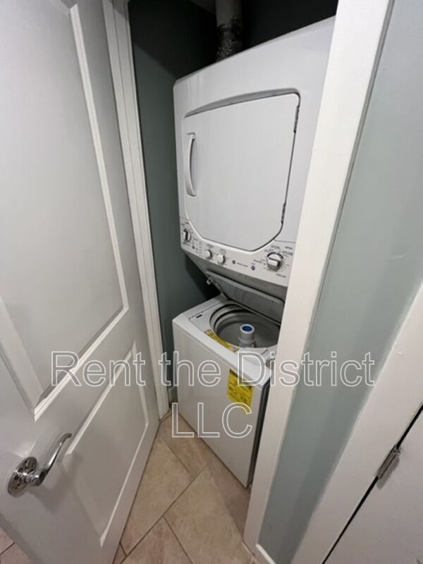 Building Photo - 421 Newton Pl NW