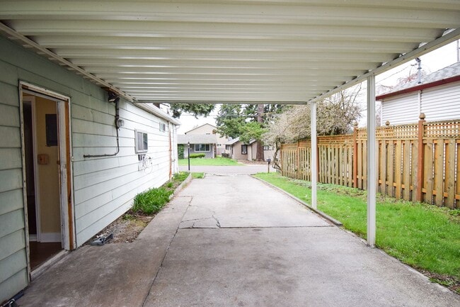Building Photo - 2BD/1BA House with Garage!! Washer/Dryer i...