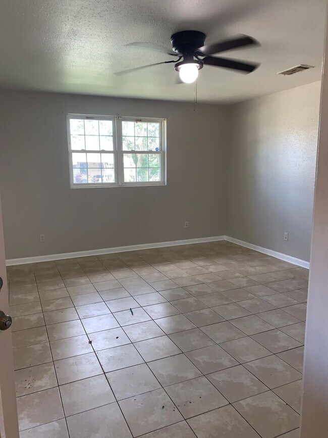 Building Photo - 8018 Gus St