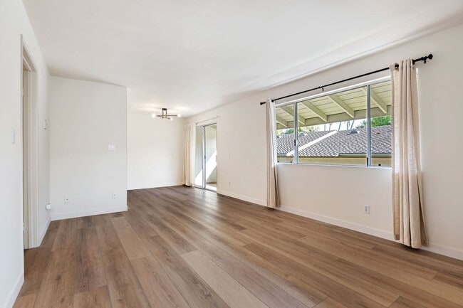 Building Photo - The perfect upstairs location down town Santa Barbara!