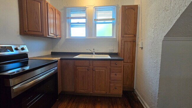 Building Photo - 2047 Lawrence Ave