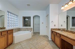 Building Photo - 26619 Richwood Oaks Dr