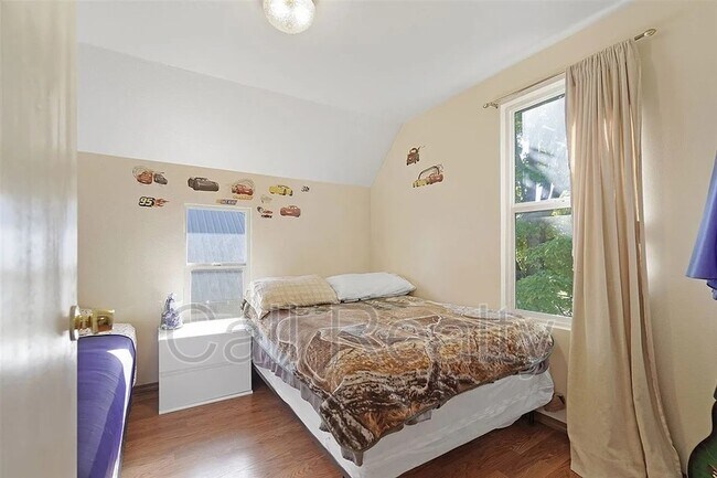 Building Photo - 2423 E Everett Ave