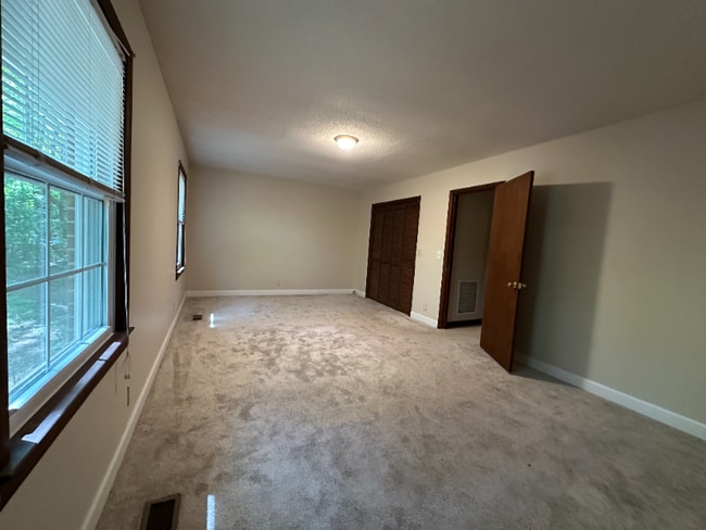 Building Photo - 104 Hudson Hills Rd