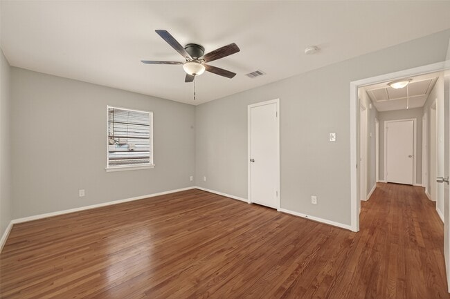 Building Photo - 226 W 4th St