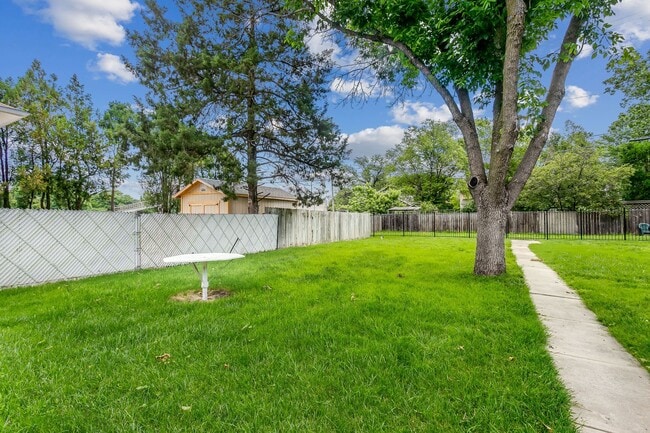 Building Photo - 516 S Erie Ave