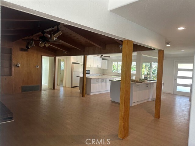 Building Photo - 3025 E Hillcrest Ave