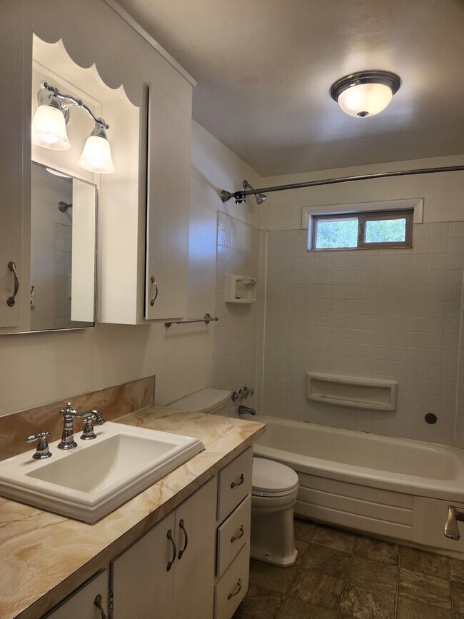 Building Photo - 2-Bedroom Duplex with Hardwood Floors and ...