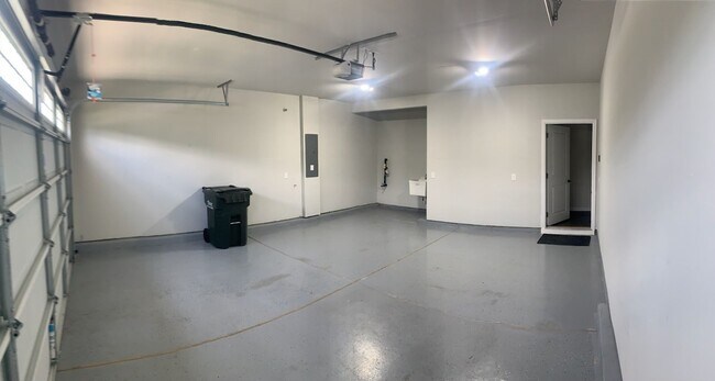 Building Photo - Like New - Single Story Living - 3 Bedroom...