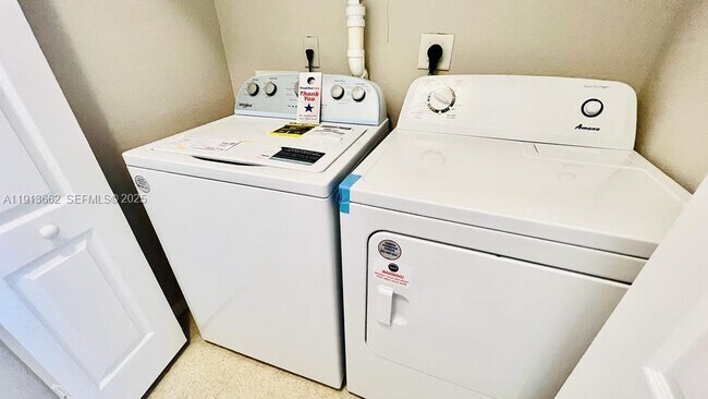 Building Photo - 124 SW Peacock Blvd