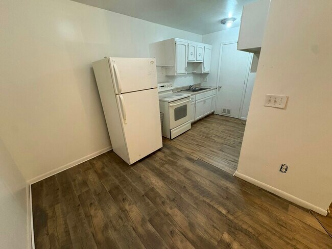 Building Photo - 2529 W Riverview Ave