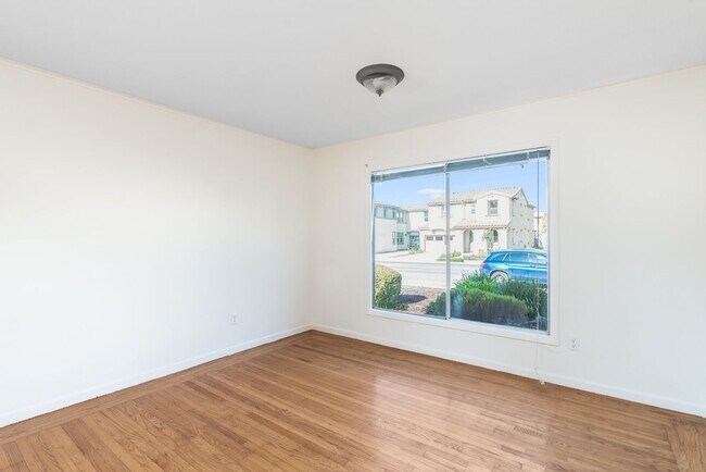 Building Photo - 1572 Buena Vista Ave