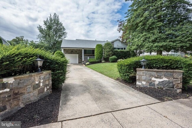 Building Photo - 1717 Country Club Dr