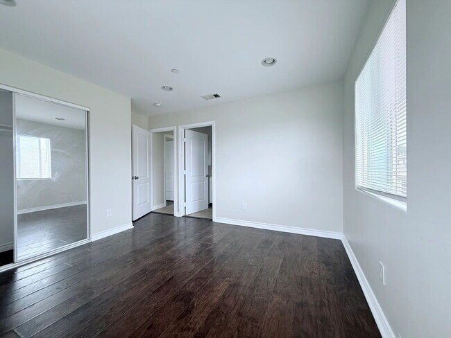 Building Photo - 1549 E 50th St