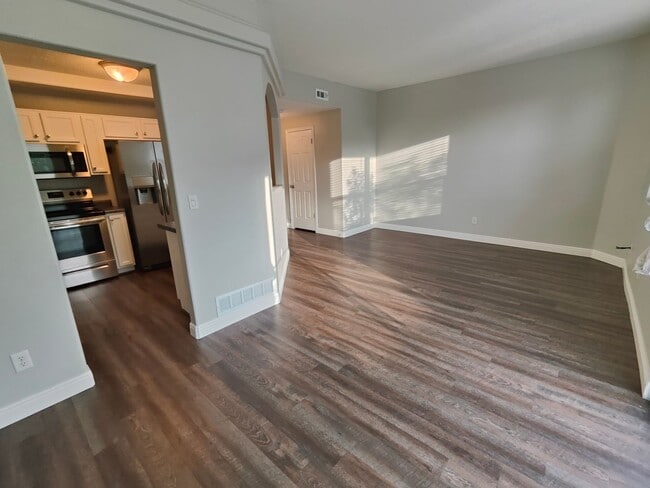 Building Photo - Spectacular 3-Bedroom Draper Townhouse with Garage