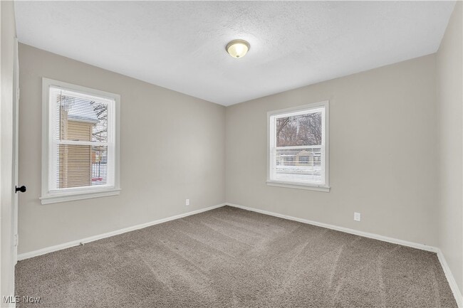 Building Photo - 2016 N Green Rd