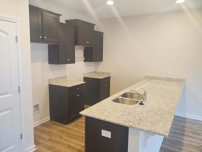 Building Photo - Great Townhome!