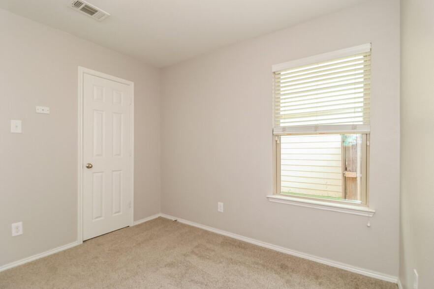 Building Photo - 2233 Sims Dr
