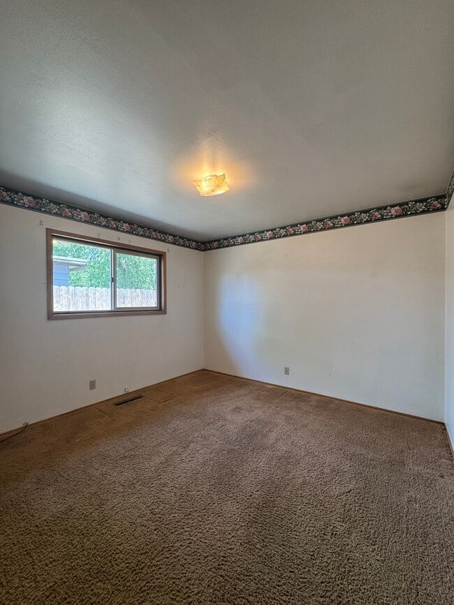 Building Photo - Spacious Home Near Hospital