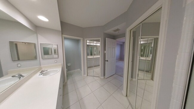 Building Photo - 1200 Country Club Dr