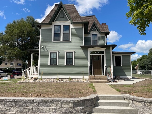 Building Photo - 133 S Prairie Ave