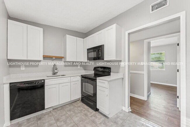 Building Photo - Spacious 3 Bed/1 Bath Home with Fenced Yar...