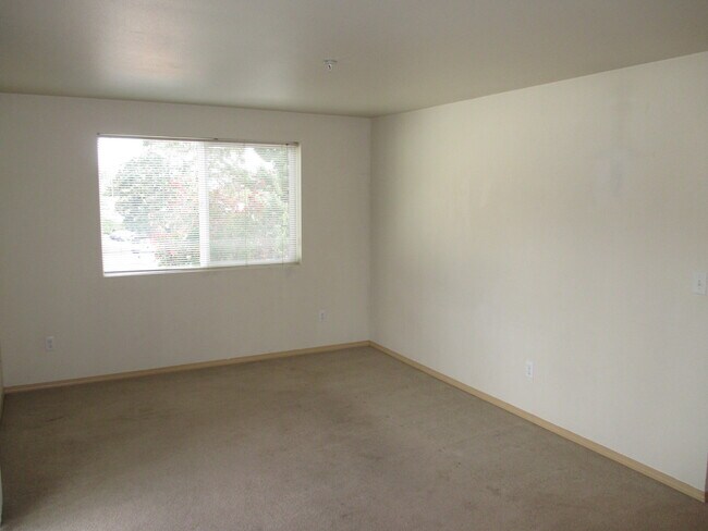 Building Photo - Two Bedroom Apartment in South Salem