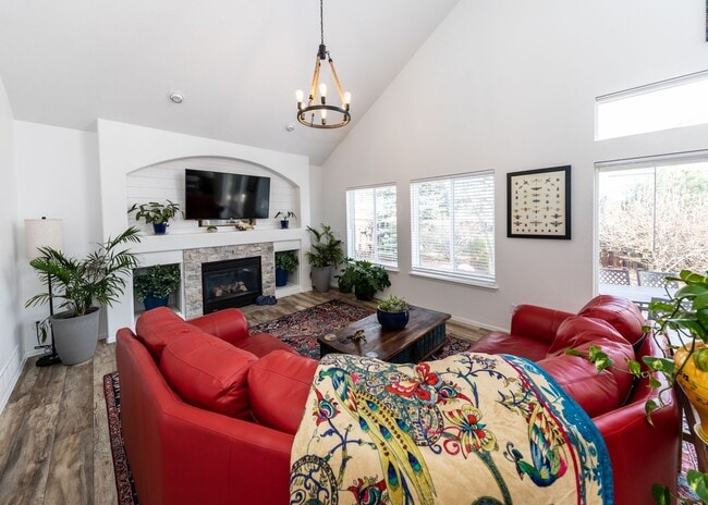 Building Photo - Beautiful 4 Bedroom Home in North Gate D20