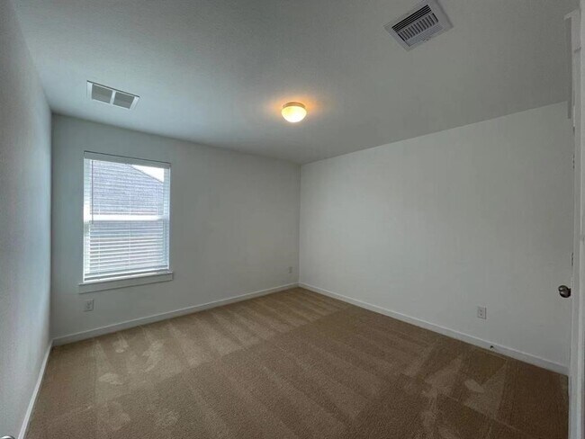 Building Photo - 815 Summer Vlg Wy