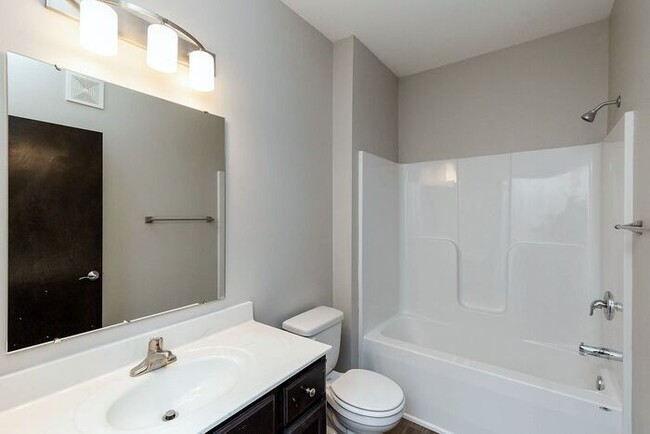 Building Photo - $1,295 | 1 Bedroom, 1 Bathroom Condo | No ...
