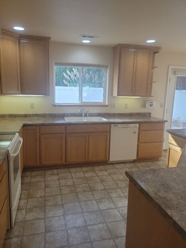 Building Photo - Beautiful 3 bed/2 bath home in Rogue River, OR