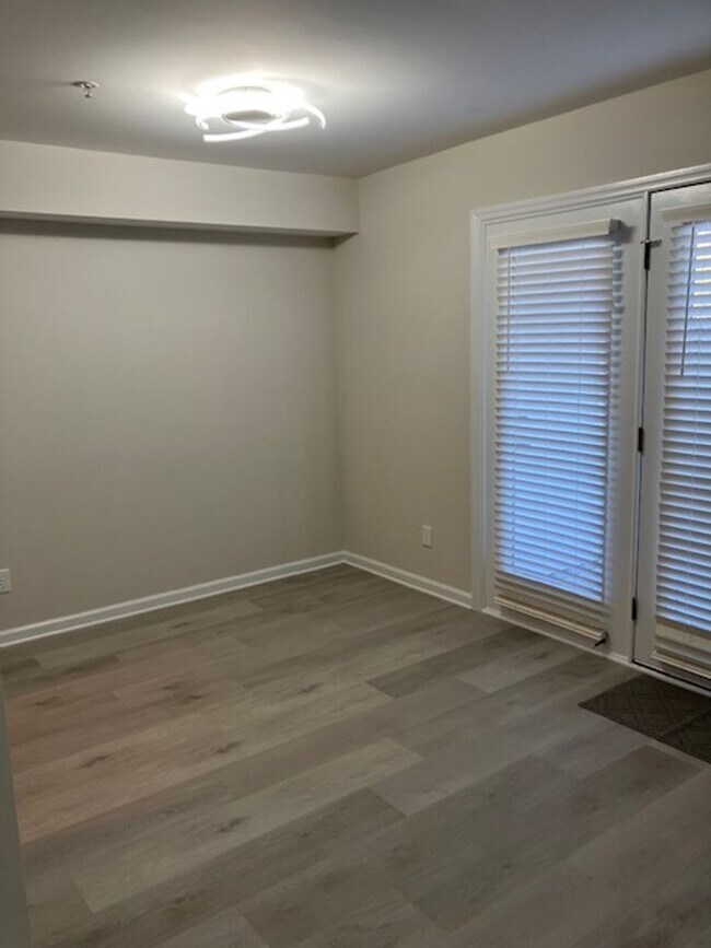 Building Photo - 908-C