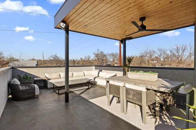 Building Photo - 1304 Comal St