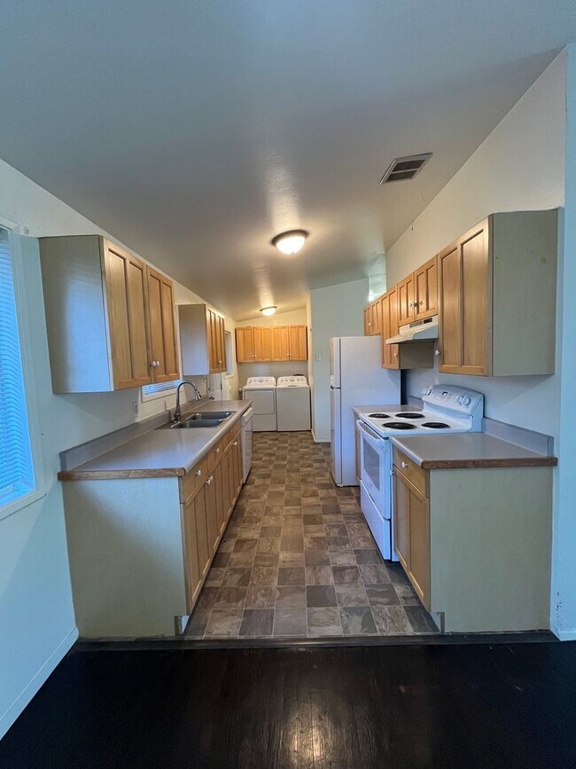 Building Photo - Three Bedroom House