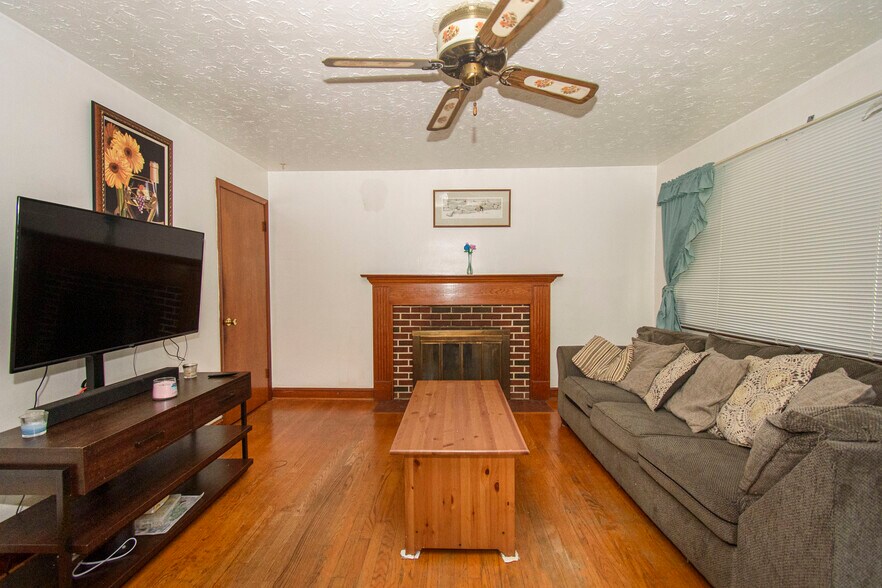 Building Photo - 206 Broce Dr